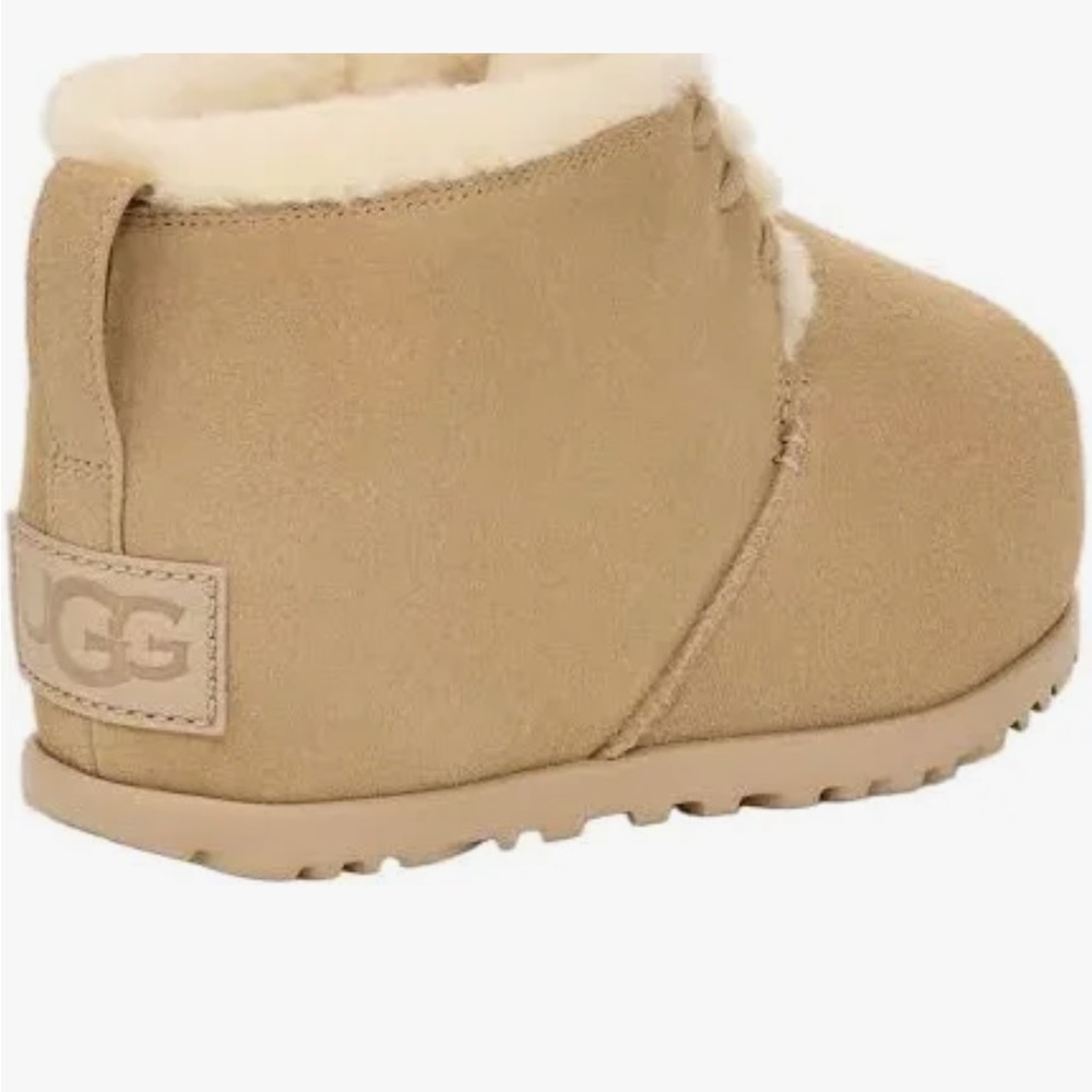 UGG Women’s size 8 Tan Slippers
